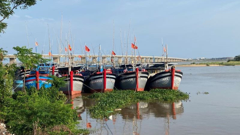 Tàu thuyền của ngư dân thành phố Tuy Hòa neo đậu tại khu vực kè Bạch Đằng, đường Độc Lập phường 6 để tránh bão.