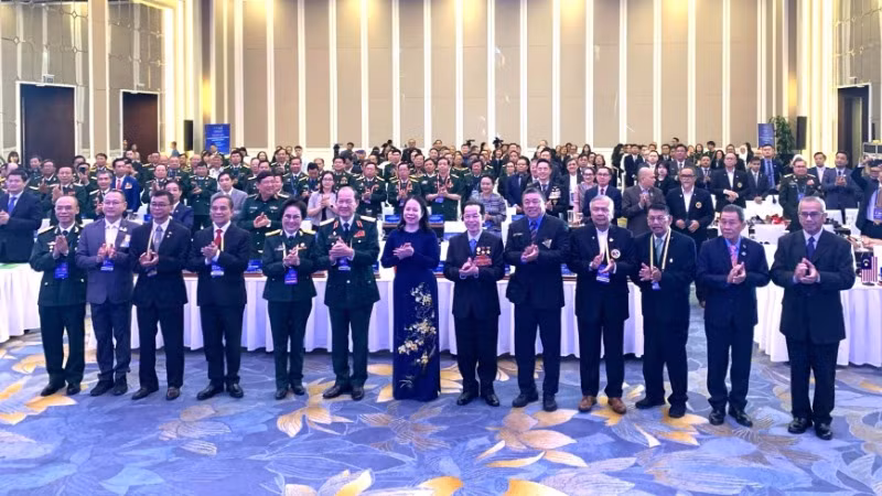 Phó Chủ tịch nước Võ Thị Ánh Xuân (trang phục áo dài) và Anh hùng lao động Lê Văn Kiểm cùng các đại biểu dự Diễn đàn Doanh nghiệp cựu chiến binh các nước ASEAN.
