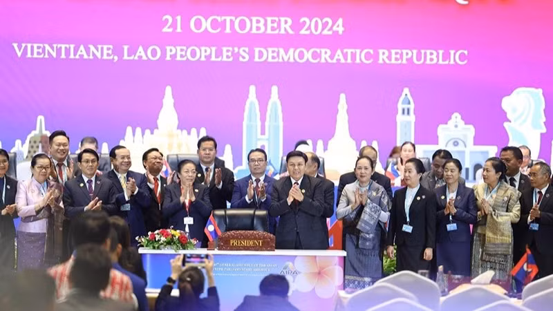 Trưởng đoàn các nước ký kết Thông cáo chung tại AIPA-45. (Ảnh: HẢI TIẾN)