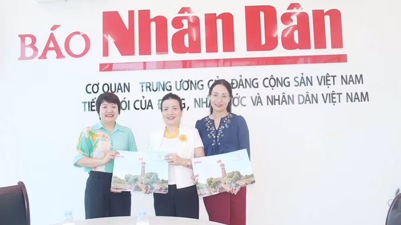 Văn phòng đại diện Báo Nhân Dân tại tỉnh Hà Nam trao tặng ấn phẩm đặc biệt "Cột cờ Hà Nội" cho Sở Giáo dục và Đào tạo tỉnh Hà Nam.