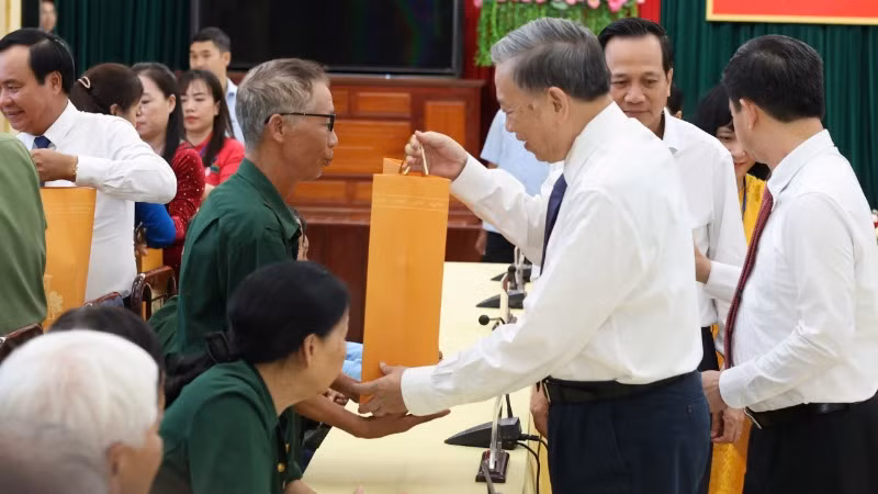 Tổng Bí thư, Chủ tịch nước trao quà cho người có công với cách mạng.