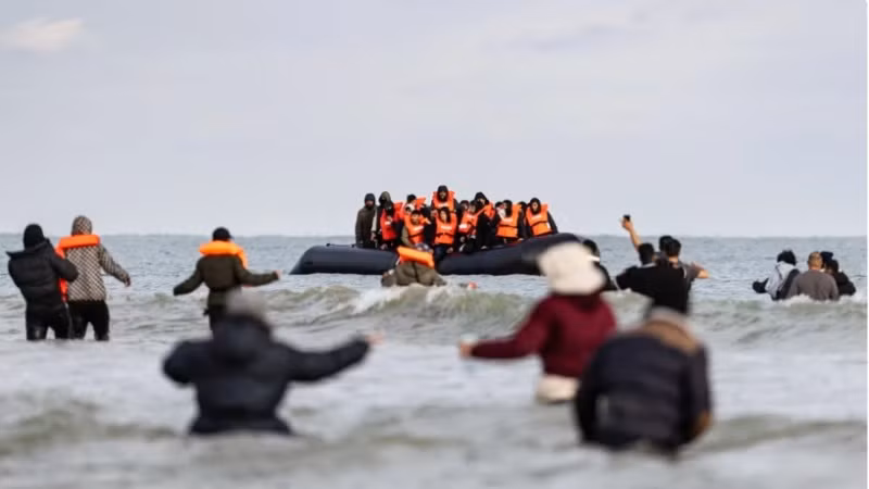 Người di cư tìm cách vượt Eo biển Manche bằng thuyền phao, từ bờ biển Gravelines, gần Dunkirk, miền bắc Pháp, ngày 26/4/2024. (Ảnh: AFP/TTXVN)