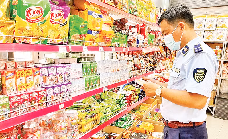 Lực lượng quản lý thị trường kiểm tra, giám sát hàng hóa lưu thông trên thị trường. (Ảnh Cục Quản lý thị trường Thành phố Hồ Chí Minh)