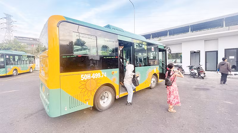 Xe buýt điện là những "cánh tay nối dài" đưa hành khách đi lại thuận tiện đến các ga của tuyến Metro số 1.