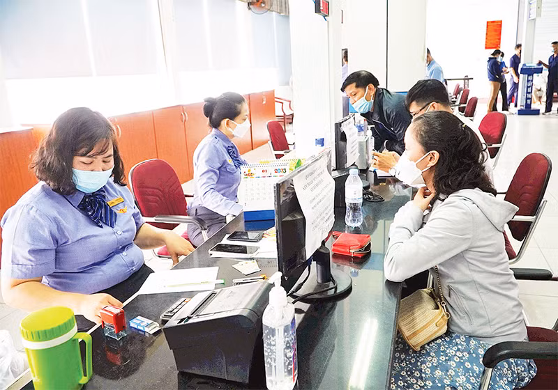 Hành khách mua vé tàu Tết Nguyên đán Ất Tỵ 2025 tại ga Sài Gòn.