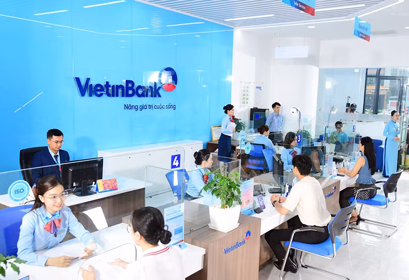 Khách hàng giao dịch tại chi nhánh Ngân hàng VietinBank.