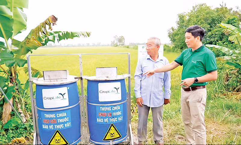 Người dân ở tỉnh Đồng Tháp được hướng dẫn sử dụng thuốc bảo vệ thực vật.
