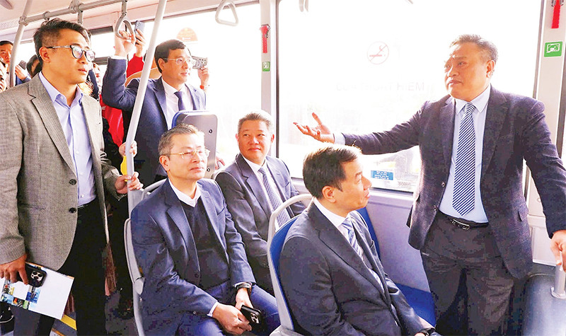 Chủ tịch Ủy ban nhân dân thành phố Hà Nội Trần Sỹ Thanh (ngoài cùng bên phải) trải nghiệm đi xe buýt điện.