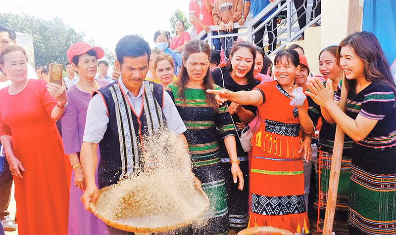 Du khách trải nghiệm giã gạo tại Ngày hội kết bạn cộng đồng của người M’nông tại huyện Bù Đăng, tỉnh Bình Phước.