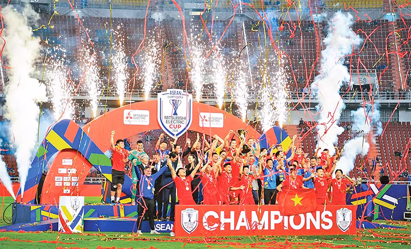 Đội tuyển bóng đá Việt Nam nhận cúp vô địch. (Ảnh THÀNH ĐẠT) 