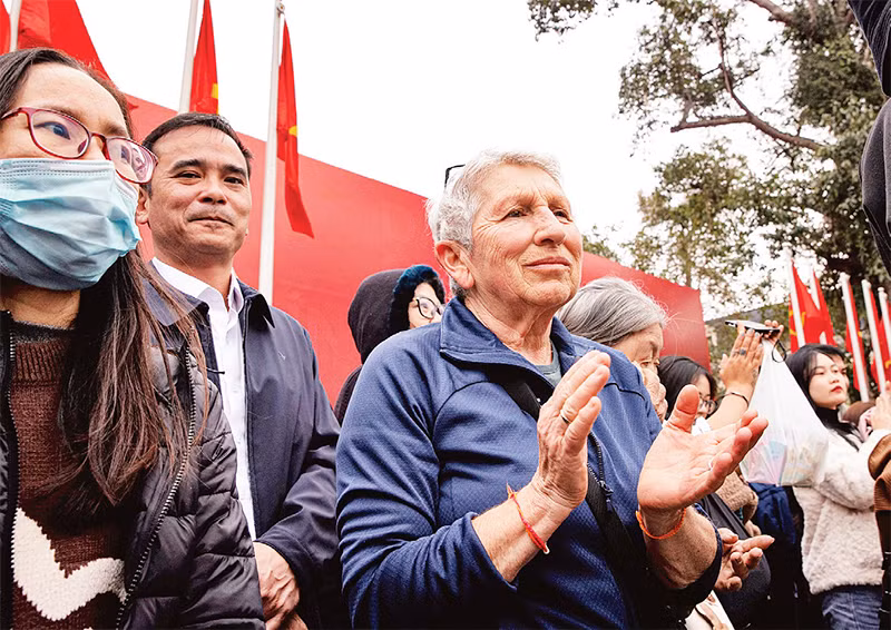 Người dân cùng du khách nước ngoài ấn tượng với màn trình diễn của lực lượng Công an nhân dân.