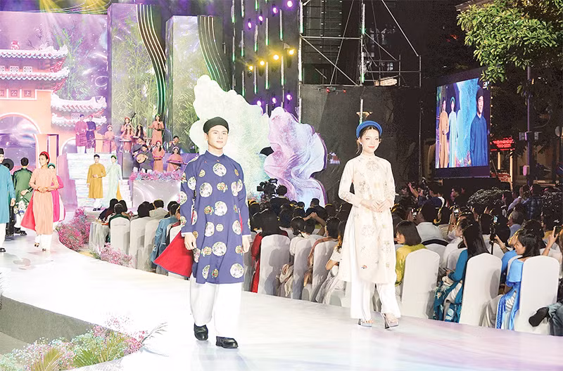 Các người mẫu trình diễn áo dài trong Lễ hội Áo dài Thành phố Hồ Chí Minh lần thứ 11, năm 2025.