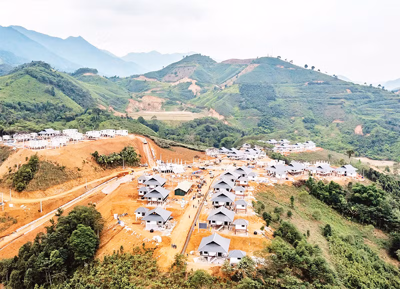 Khu tái định cư thôn Làng Nủ, xã Phúc Khánh, huyện Bảo Yên (tỉnh Lào Cai) đang trên đà hoàn thiện, góp phần sớm ổn định đời sống người dân sau thiên tai. Ảnh: THÀNH ĐẠT