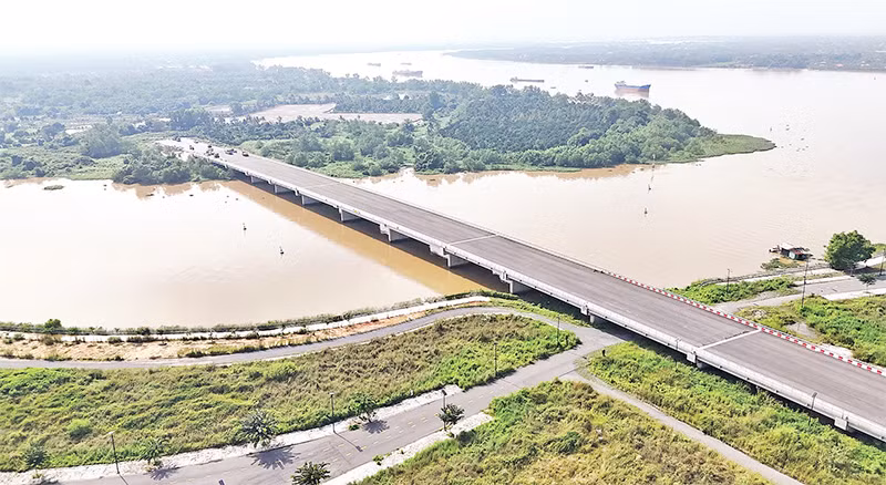 Cầu Vàm Cái Sứt được đầu tư gần 400 tỷ đồng trên Hương lộ 2 đã hoàn thành nhưng không có đường kết nối.