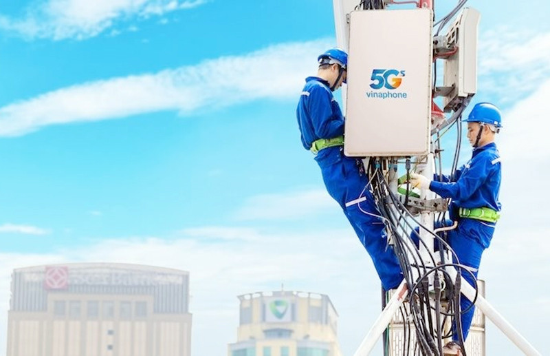 Các kỹ thuật viên của VNPT lắp đặt trạm phát sóng Vinaphone 5G.