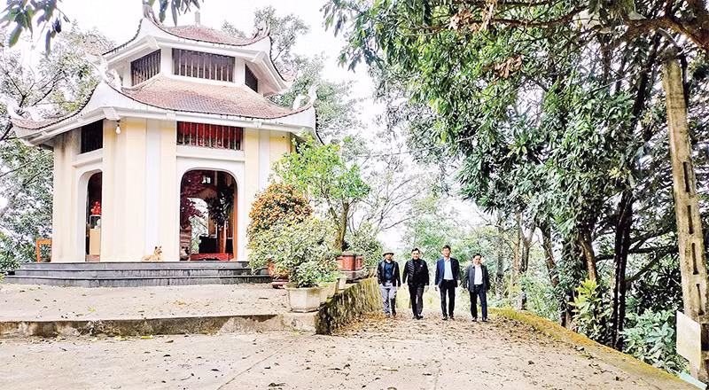 Con đường Thiên lý xưa men theo dãy núi Tam Điệp chừng 7 km. (Ảnh ĐỨC THUẬN)