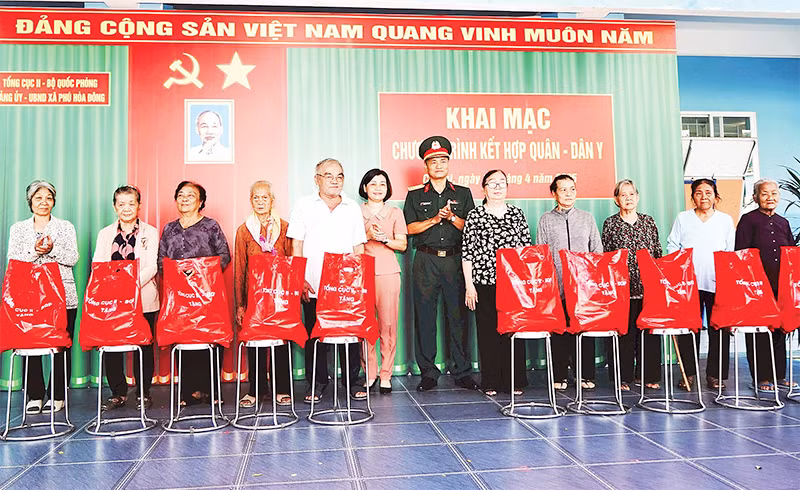 Cấp ủy, chính quyền xã Phú Hòa Đông (huyện Củ Chi, Thành phố Hồ Chí Minh) cùng Tổng cục II (Bộ Quốc phòng) phối hợp Bộ Tư lệnh Thành phố Hồ Chí Minh (Quân khu 7) trao quà cho gia đình chính sách trên địa bàn huyện Củ Chi.