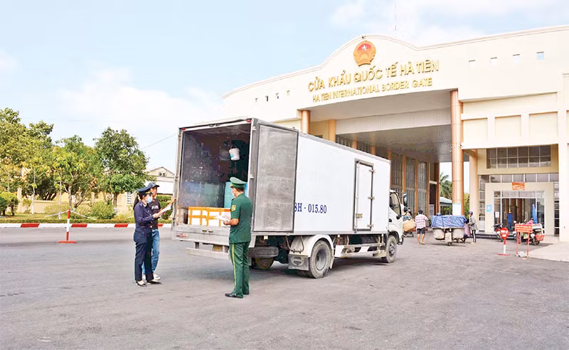 Lực lượng chức năng kiểm tra hàng hóa xuất khẩu qua Campuchia tại Cửa khẩu quốc tế Hà Tiên, tỉnh Kiên Giang.