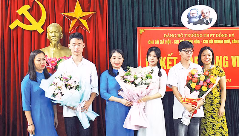 Đảng bộ Trường THPT Đồng Hỷ kết nạp đảng viên là học sinh lớp 12. (Ảnh T.L) 