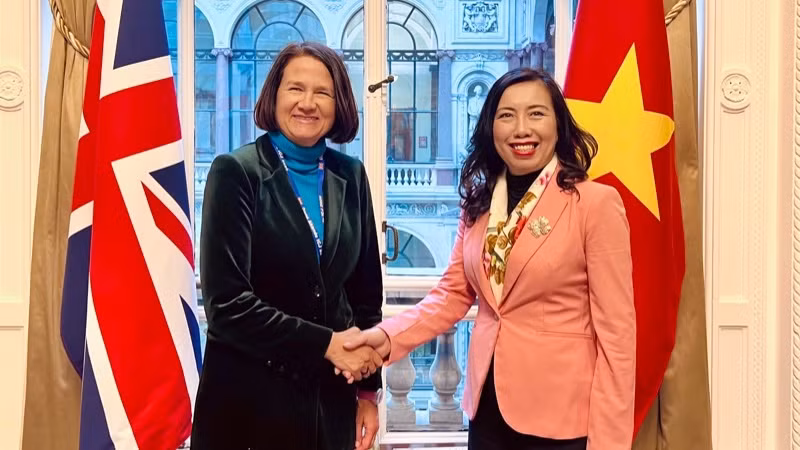 Thứ trưởng Ngoại giao Lê Thị Thu Hằng gặp Quốc vụ khanh Bộ Ngoại giao Anh Catherine West. (Ảnh: Bộ Ngoại giao)