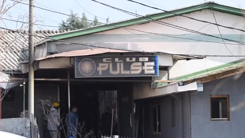 Phía bên ngoài hộp đêm Club Pulse ở Kocani, cách thủ đô Skopje của Bắc Macedonia khoảng 100km về phía đông. (Ảnh: Tân Hoa xã)
