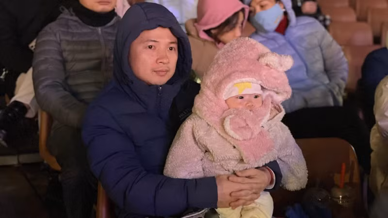 Đông đảo nhân dân địa phương đã đến thưởng thức chương trình nghệ thuật trước khi chào đón khoảnh khắc giao thừa của năm mới.