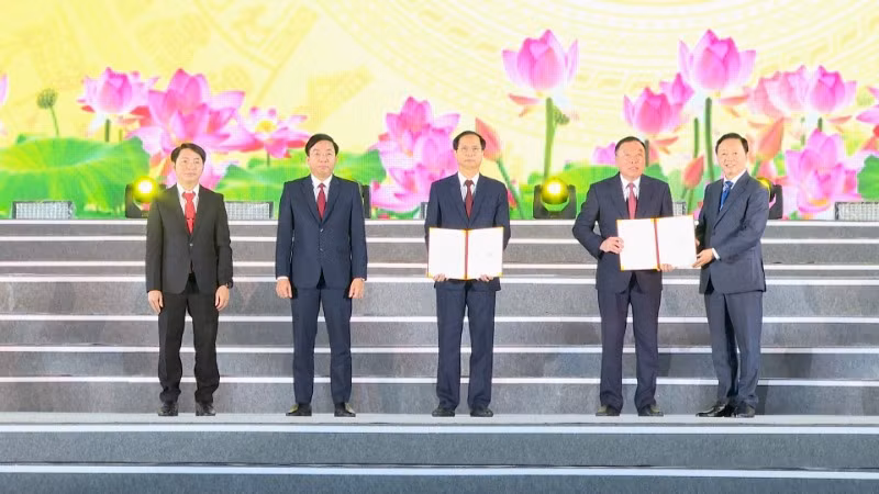 Tại buổi Lễ, Phó Thủ tướng Chính phủ Trần Hồng Hà trao Nghị quyết của Ủy ban Thường vụ Quốc hội về việc sắp xếp đơn vị hành chính cấp huyện, cấp xã tỉnh Ninh Bình giai đoạn 2023-2025 và Quyết định của Thủ tướng Chính phủ công nhận thành phố Hoa Lư đạt tiêu chí đô thị loại I cho lãnh đạo thành phố Hoa Lư. 