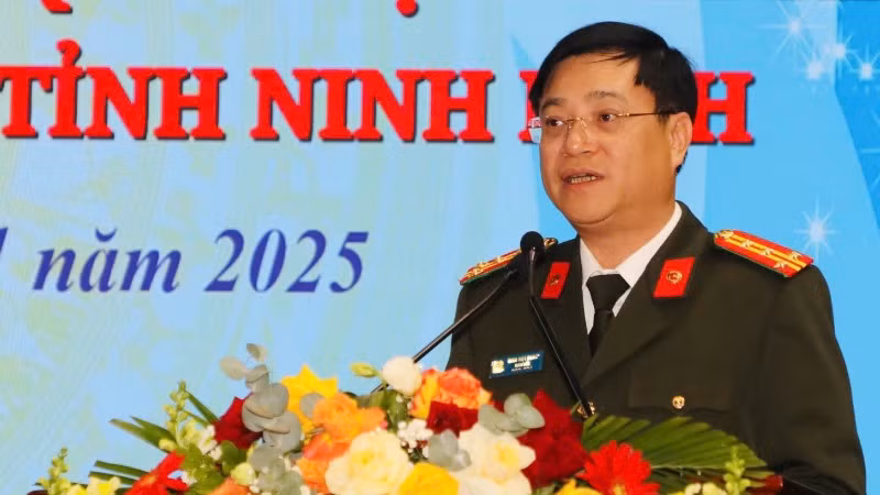 Giám đốc Công an tỉnh Ninh Bình Đinh Việt Dũng mong muốn, thời gian tới tiếp tục nhận được sự quan tâm, phối hợp của các cấp, các ngành, các tầng lớp nhân dân và sự đồng hành của các vị chức sắc, tín đồ các tôn giáo để lực lượng Công an tỉnh tiếp tục hoàn thành xuất sắc nhiệm vụ được giao.