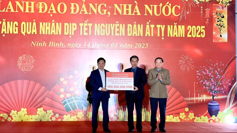 Dịp này, Ngân hàng Nông nghiệp và Phát triển nông thôn Việt Nam Chi nhánh Ninh Bình ủng hộ 400 triệu đồng cho người nghèo tỉnh Ninh Bình.