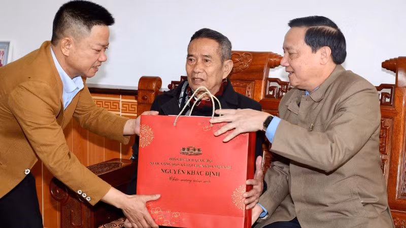 Phó Chủ tịch Quốc hội Nguyễn Khắc Định thăm hỏi và tặng quà cho ông Đinh Văn Bính, tại thôn Nam Lãng Nội, xã Gia Lập; qua đó, thể hiện tình cảm trân trọng, đạo lý uống nước nhớ nguồn mỗi dịp Tết đến xuân về.