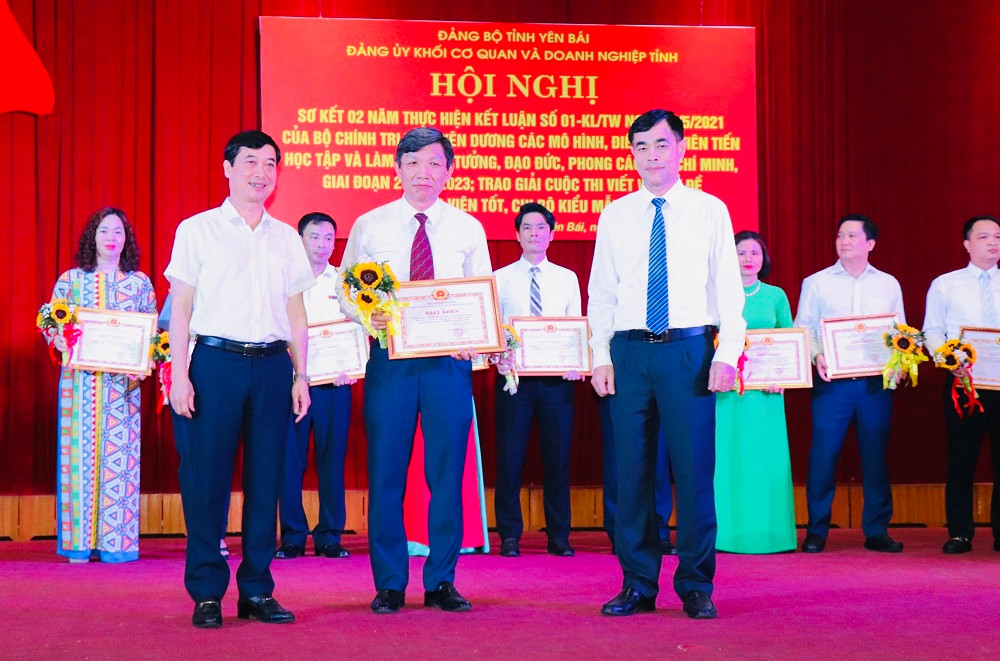 Trao thưởng các cá nhân điển hình tiên tiến.