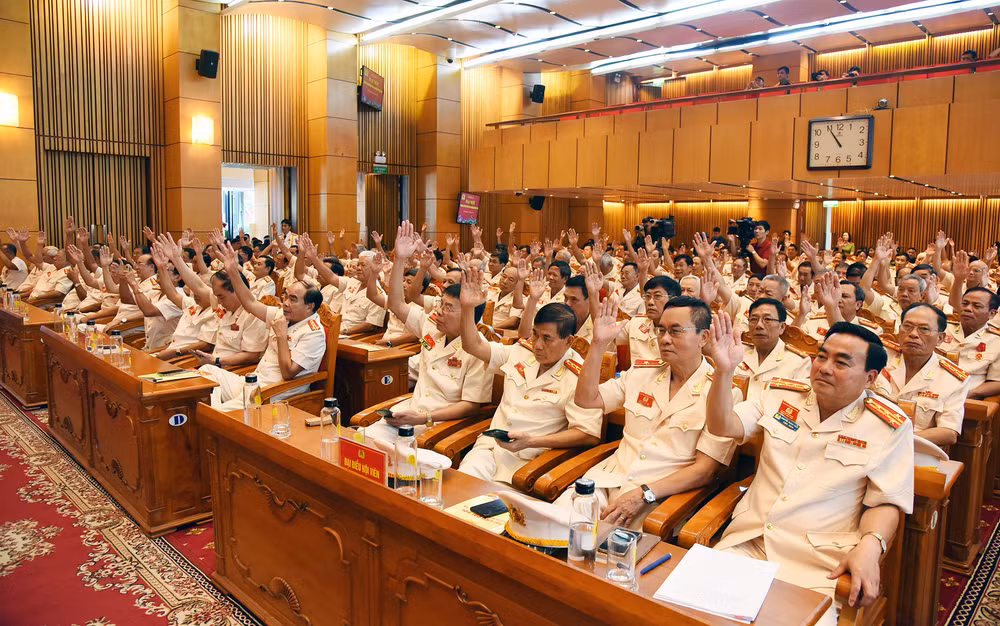 Các đại biểu biểu quyết thông qua Quy chế thành lập Hội Cựu Công an nhân dân Việt Nam, nhiệm kỳ 2023-2028.