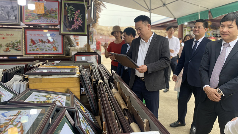 Các đại biểu tham quan gian hàng tại hội chợ.