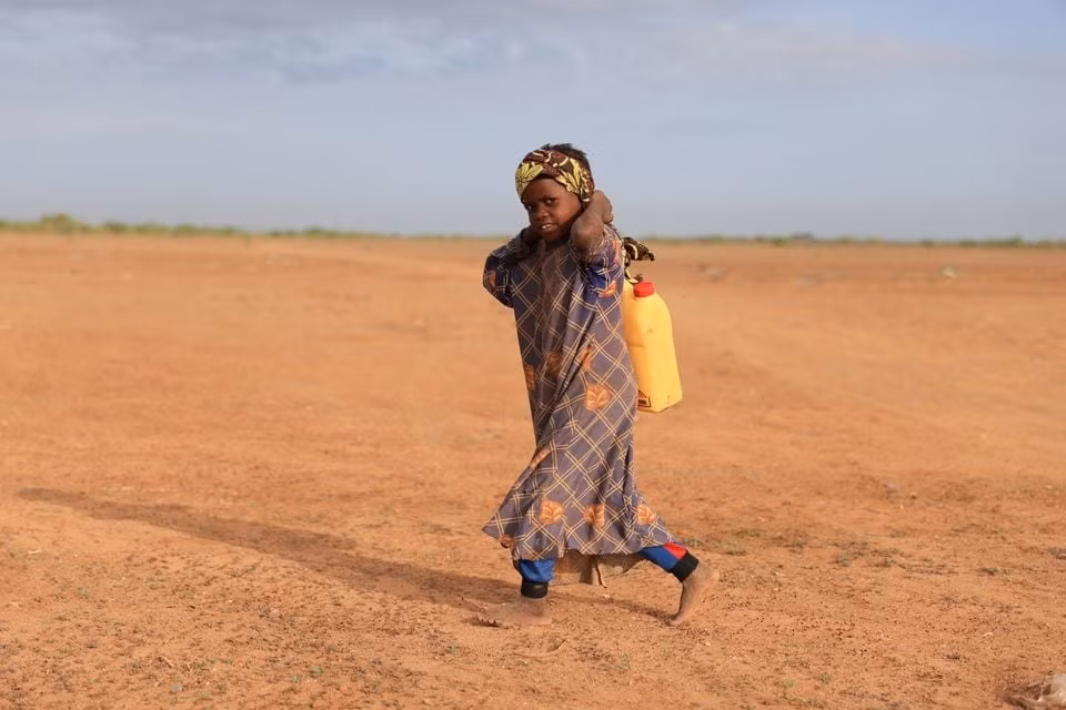 Một cô gái mang thùng nước tại trại Higlo dành cho những người phải di dời trong nước do hạn hán ở thị trấn Gode, vùng Somali, Ethiopia, ngày 27/4/2022. Ảnh: REUTERS