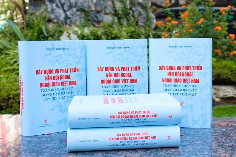 Cuốn sách Xây dựng và phát triển nền đối ngoại, ngoại giao Việt Nam toàn diện, hiện đại, mang đậm bản sắc “cây tre Việt Nam” của Tổng Bí thư Nguyễn Phú Trọng.