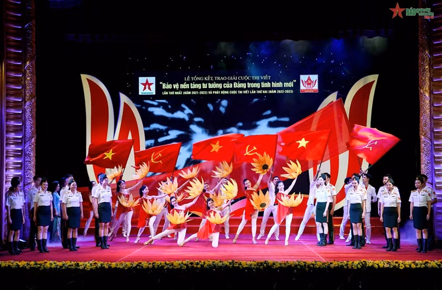 Chương trình nghệ thuật tại lễ trao giải cuộc thi viết "Bảo vệ nền tảng tư tưởng của Đảng trong tình hình mới". Ảnh: qdnd.vn