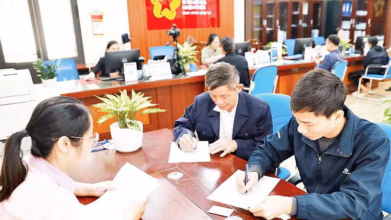 Người dân làm thủ tục cấp đổi giấy phép lái xe tại bộ phận một cửa của Ủy ban nhân dân huyện Mỹ Đức.