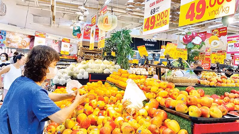 Người tiêu dùng mua sắm hàng hóa tại siêu thị Big C Thăng Long.