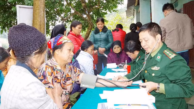 Quân y Bộ đội Biên phòng tỉnh Lạng Sơn khám bệnh, cấp thuốc miễn phí cho nhân dân biên giới.
