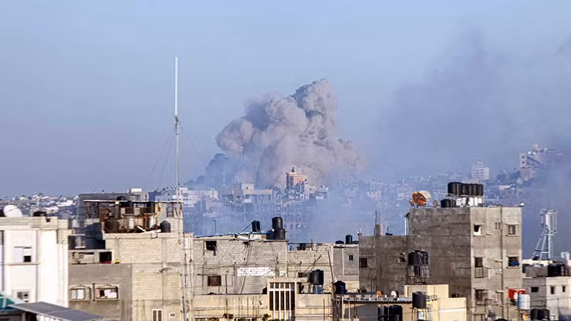 Khói bốc lên sau cuộc không kích của Israel xuống Dải Gaza.