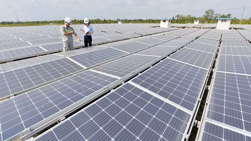 Phát triển các dự án năng lượng tái tạo là giải pháp thích ứng đối với biến đổi khí hậu. Trong ảnh: Kiểm tra và bảo dưỡng pin năng lượng mặt trời ở Nhà máy nước sạch Aquaone Hậu Giang. (Ảnh TRẦN TUẤN)