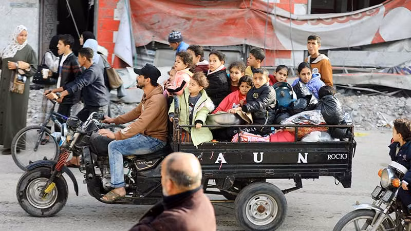 Người dân sơ tán tránh giao tranh tại thành phố Khan Younis, phía nam Gaza.