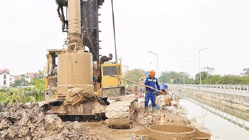 Nhà thầu đẩy nhanh tiến độ thi công dự án đường vành đai 4 tại huyện Hoài Đức.