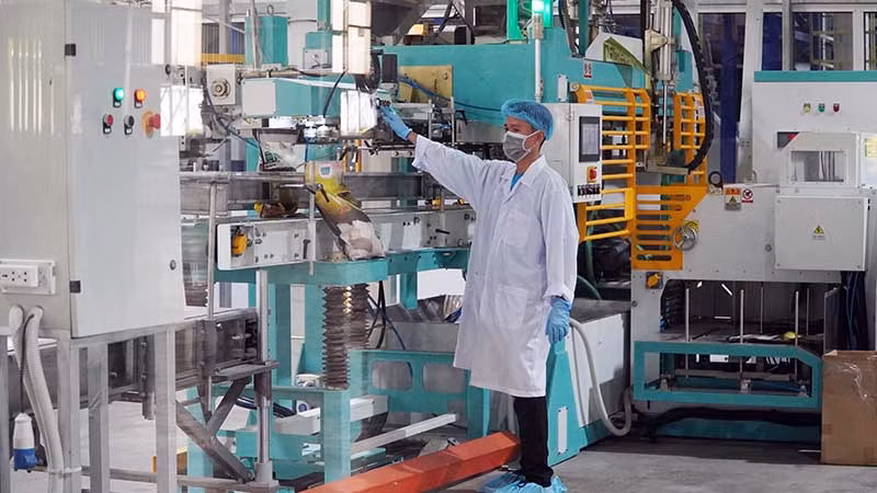 Sản xuất gạo tại nhà máy Công ty TNHH Lúa gạo Việt Nam Vinarice, xã Trường Xuân, huyện Tháp Mười, tỉnh Đồng Tháp. (Ảnh HỮU NGHĨA)