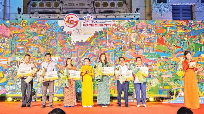 Trao giải cho các đơn vị trong sự kiện Tuần lễ Du lịch Thành phố Hồ Chí Minh lần 3.