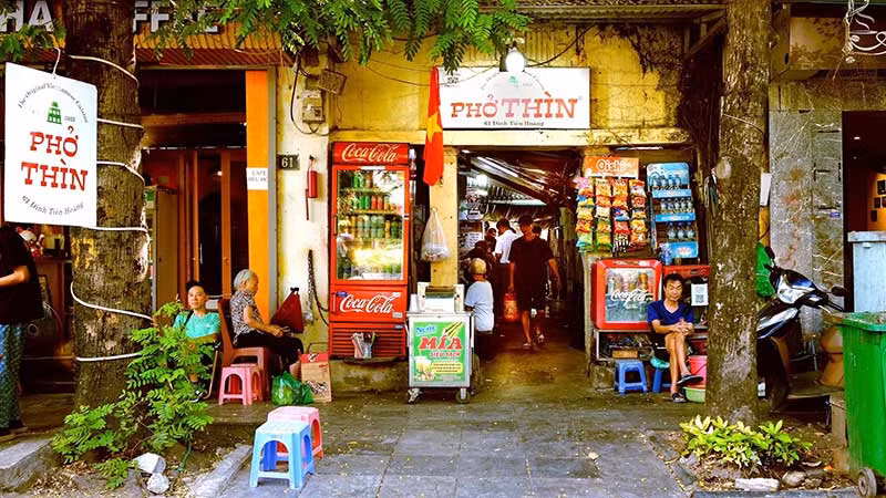 Với vẻ bề ngoài giản dị, nhưng nhiều thương hiệu phở nổi tiếng lại chứa tinh hoa ẩm thực Hà Nội.