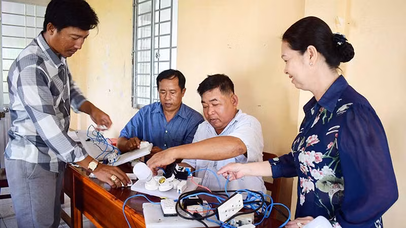 Thanh niên dân tộc Khmer ở tỉnh Kiên Giang được học nghề miễn phí và được hỗ trợ chi phí ăn, đi lại. (Ảnh QUỐC TRINH)