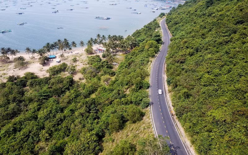 Tuyến quốc lộ 29 Phú Yên-Đắk Lắk kết nối cảng Vũng Rô khu kinh tế nam Phú Yên với các tỉnh Tây Nguyên. (Ảnh TRUNG THI)