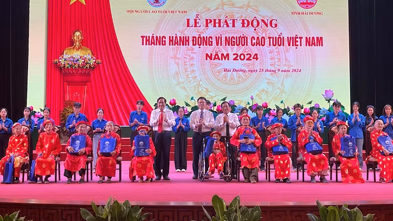 Phó Thủ tướng Chính phủ cùng Lê Thành Long cùng các đồng chí lãnh đạo Hội Người cao tuổi Việt Nam, lãnh đạo tỉnh Hải Dương tặng quà các cụ thượng thọ 100 tuổi .