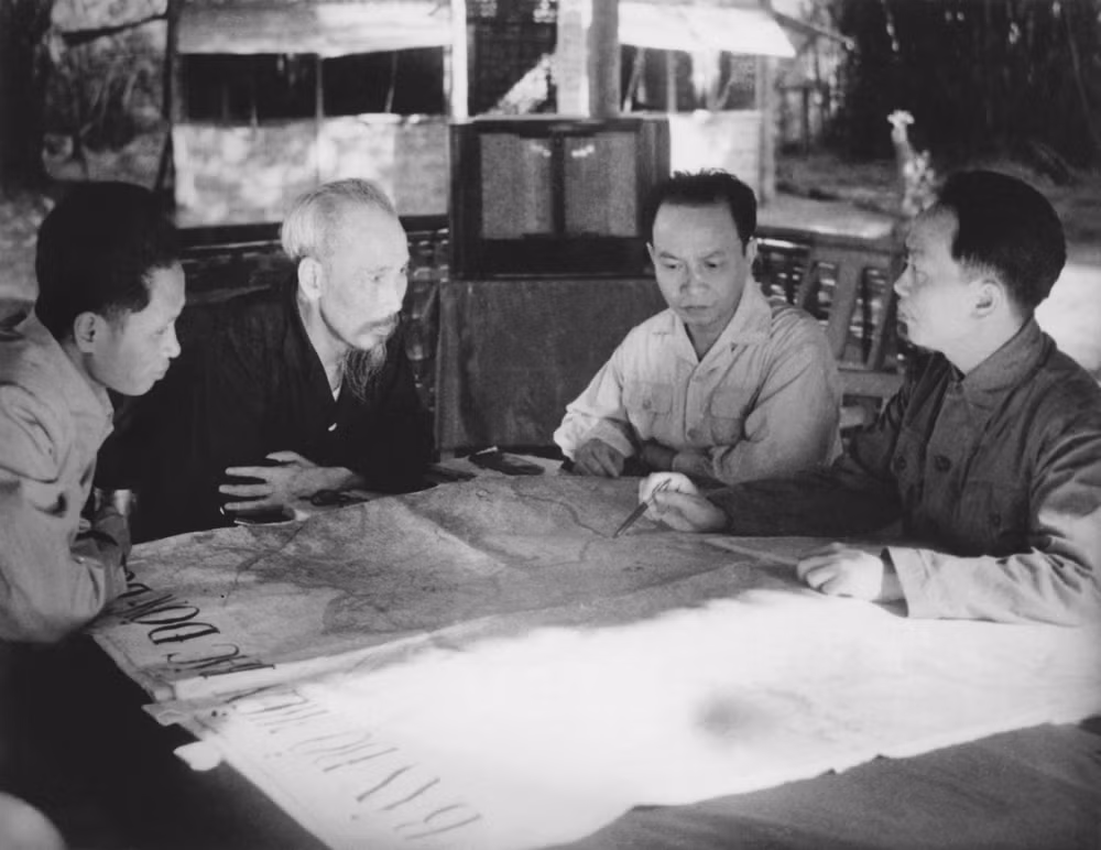 Chủ tịch Hồ Chí Minh và các đồng chí trong Ban Thường vụ Trung ương Đảng họp quyết định mở Chiến cuộc Đông Xuân 1953-1954 và Chiến dịch Điện Biên Phủ (xã Phú Đình, huyện Định Hóa, tỉnh Thái Nguyên cuối năm 1953). Ảnh: hochiminh.vn.